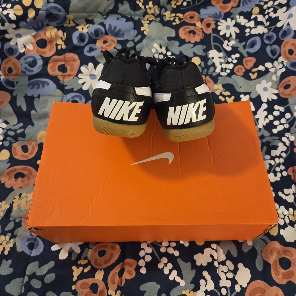 Nike Davinho Black and White Sneaker - Picture 5 of 12